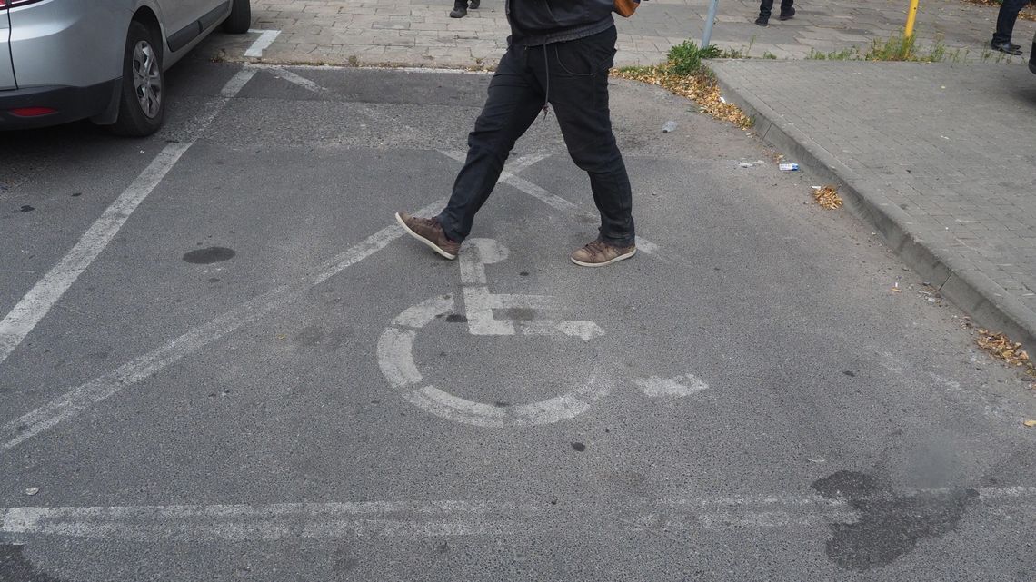 Biała Podlaska: „Koperty” dla niepełnosprawnych nie wszędzie są niebieskie Biała Podlaska: „Koperty” dla niepełnosprawnych nie wszędzie są niebieskie