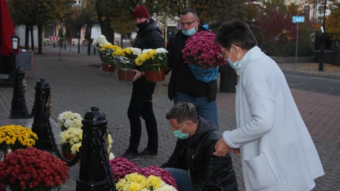Biała Podlaska: Miasto pomoże handlującym zniczami i chryzantemami Biała Podlaska: Miasto pomoże handlującym zniczami i chryzantemami