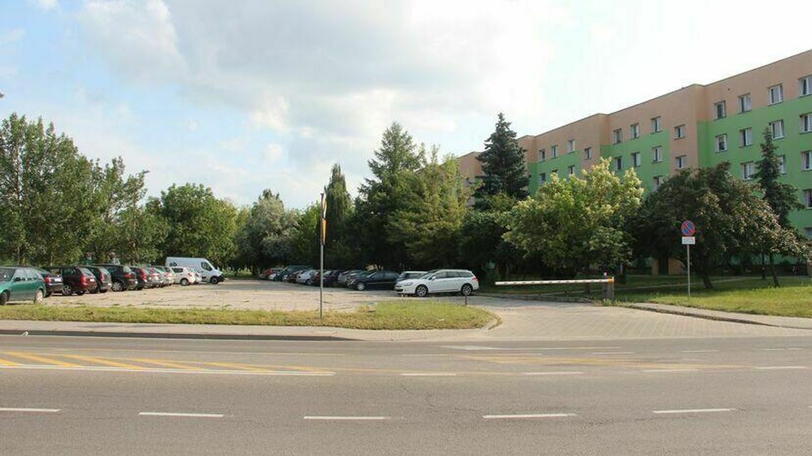 Biała Podlaska. Mieszkańcy odetchnęli, nadal mają parking pod blokiem