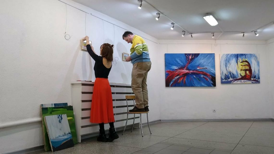 Biała Podlaska. Na wernisaż prac 23 artystów mogą wejść tylko cztery osoby 