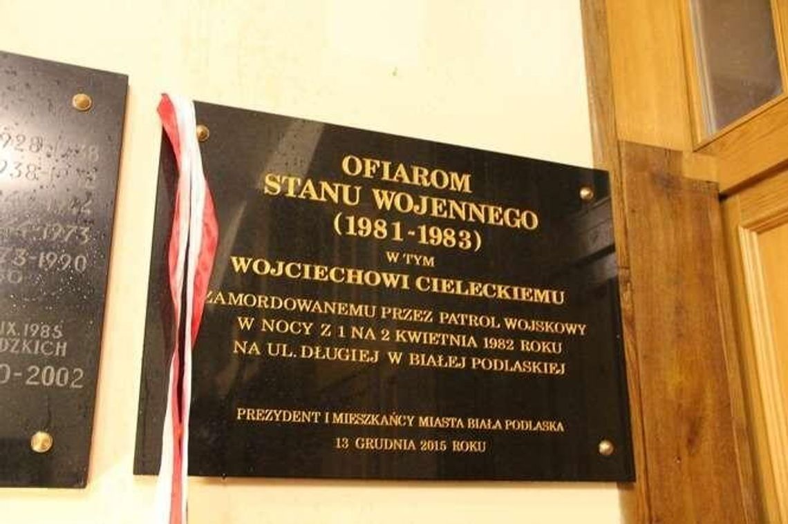Biała Podlaska: Odsłonili tablicę dla upamiętnienia ofiar stanu wojennego