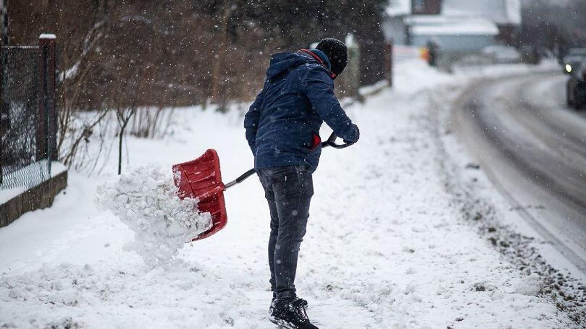 Biała Podlaska: Pan Grzegorz odśnieży chodnik starszym mieszkańcom