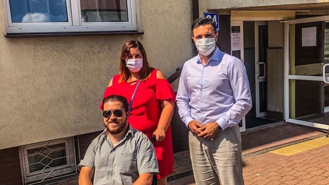 Biała Podlaska: Pan Piotr, niepełnosprawny urzędnik, znalazł asystentkę Biała Podlaska: Pan Piotr, niepełnosprawny urzędnik, znalazł asystentkę