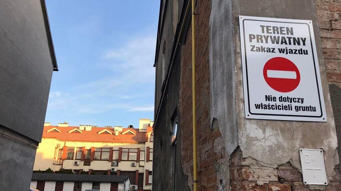 Biała Podlaska: Parkowanie pod starymi kamienicami nie dla wszystkich lokatorów 