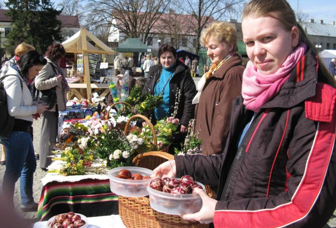 Biała Podlaska. Pisanki i palmy na wielkanocnym kiermaszu