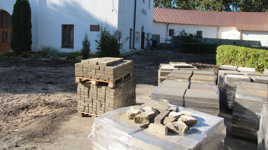 Biała Podlaska: Pod szkołę muzyczną lub do biblioteki samochodem nie dojedziemy