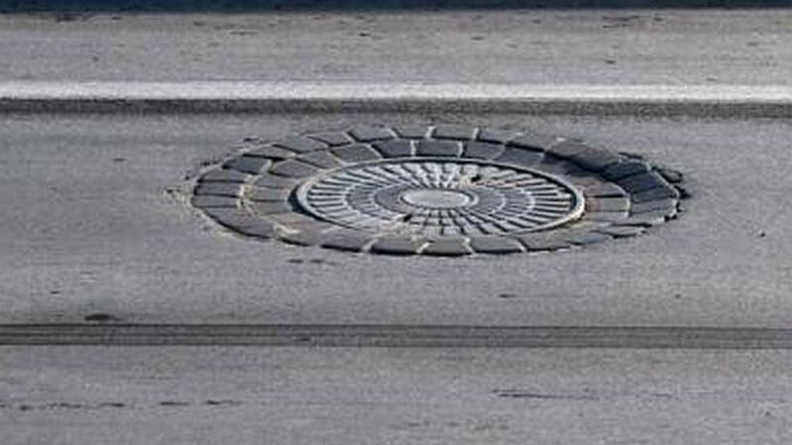 Biała Podlaska: Policjanci najechali na otwartą studzienkę. Złodzieje kradli też na lotnisku Biała Podlaska: Policjanci najechali na otwartą studzienkę. Złodzieje kradli też na lotnisku