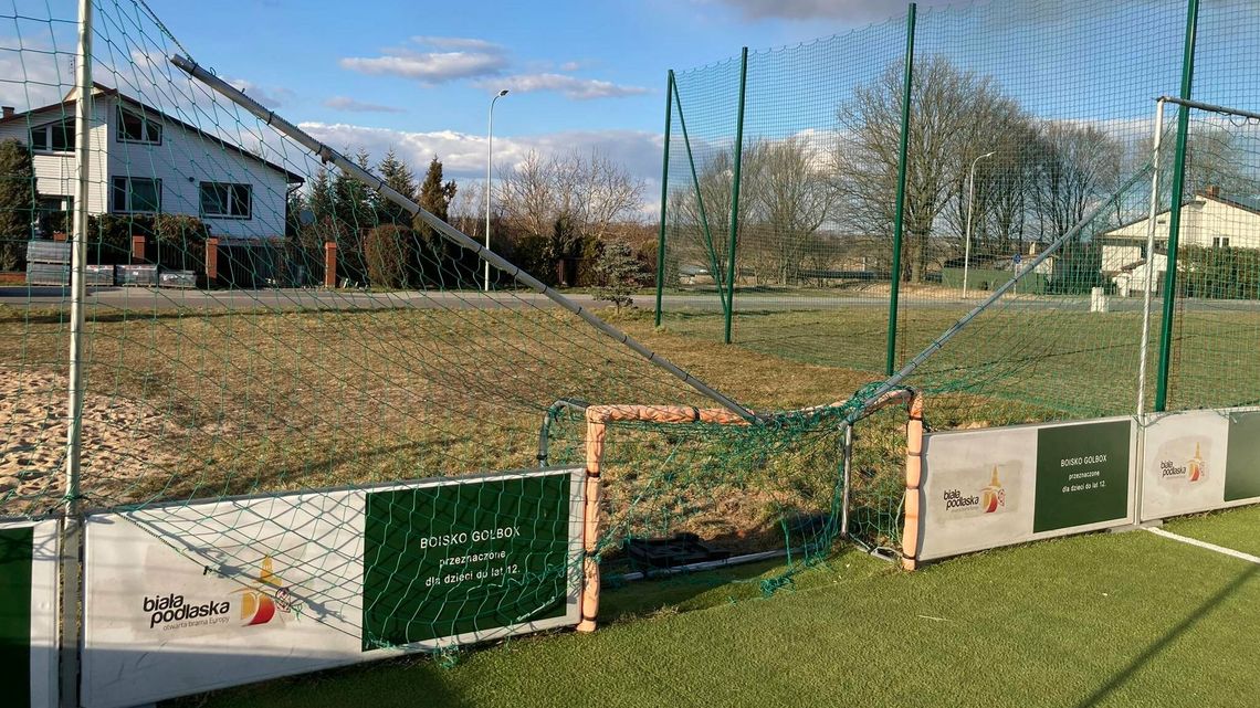 Biała Podlaska. Pourywana siatka i uszkodzone bandy. Kto naprawi boisko golbox?