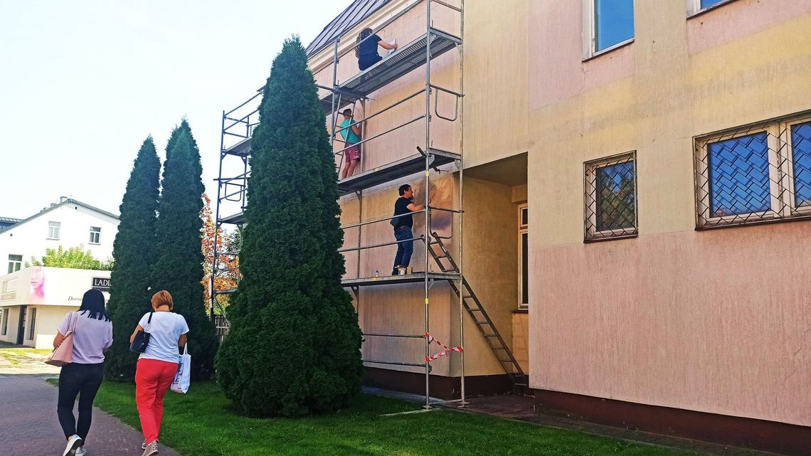 Biała Podlaska: Powstaje mural z końmi poświęcony malarzowi