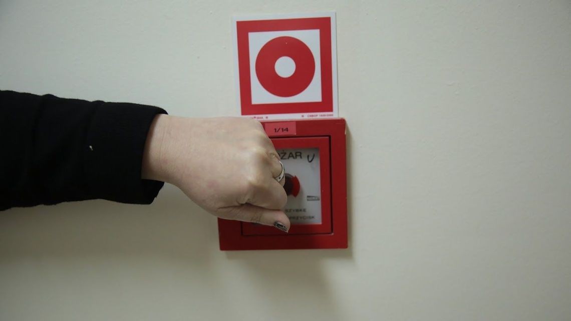 Biała Podlaska: Próbna ewakuacja w szkole. Rodzic pyta po co robić sztuczne zbiegowisko