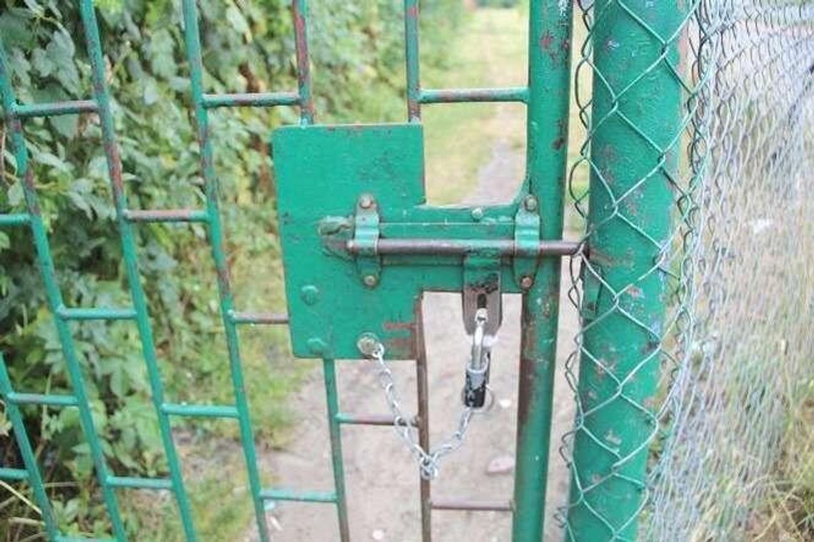 Biała Podlaska: Przejście przez ogród działkowy. Był skrót, jest kłódka 