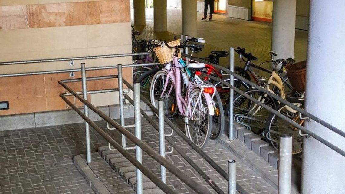 Biała Podlaska: Rowery tarasują podjazd dla niepełnosprawnych 