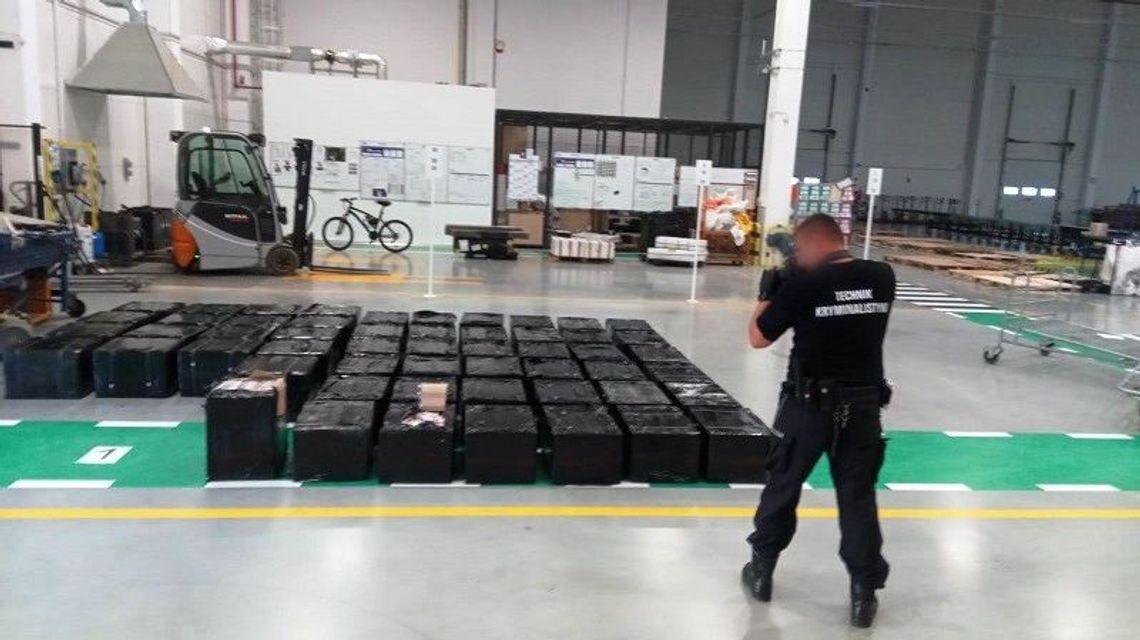 Biała Podlaska. Rozłożone na ziemi zajęłyby cały salon w mieszkaniu. Przemyt papierosów