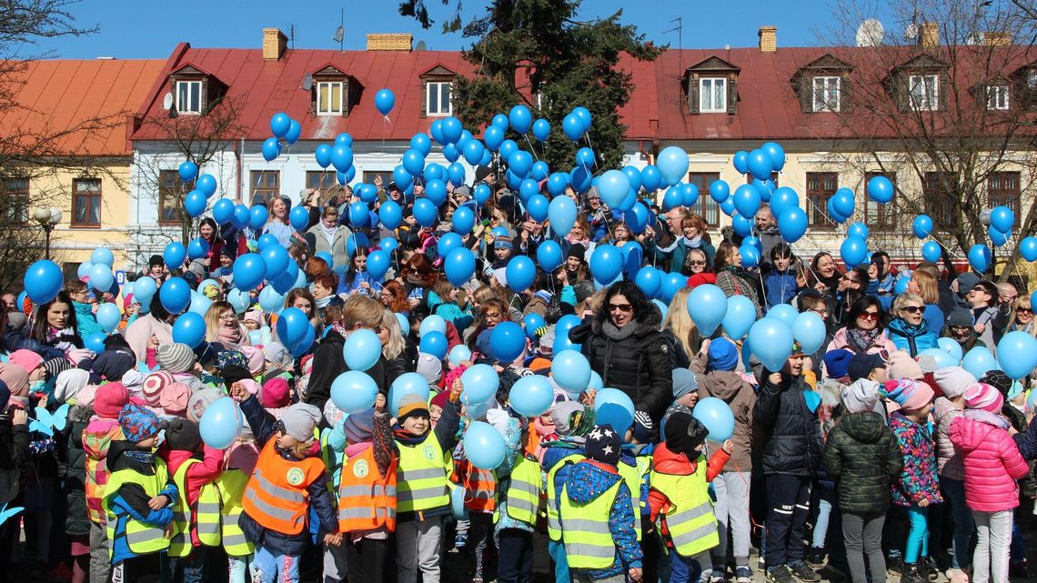 Biała Podlaska: Setki niebieskich balonów na Światowy Dzień Autyzmu Biała Podlaska: Setki niebieskich balonów na Światowy Dzień Autyzmu