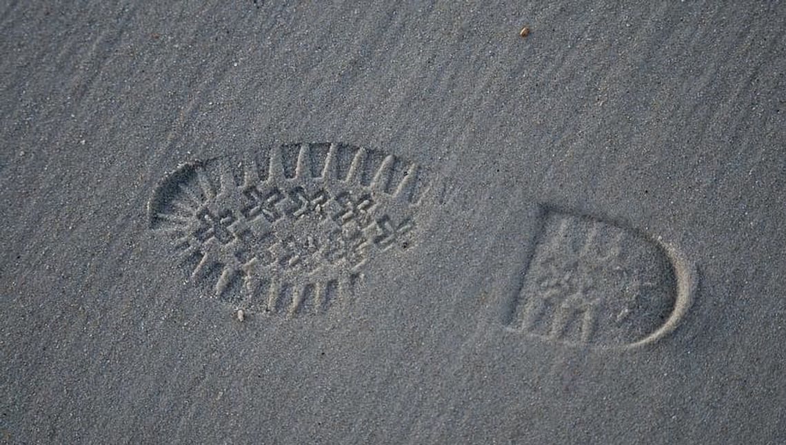 Biała Podlaska. Skakał po samochodzie, a namierzyli go po odcisku buta