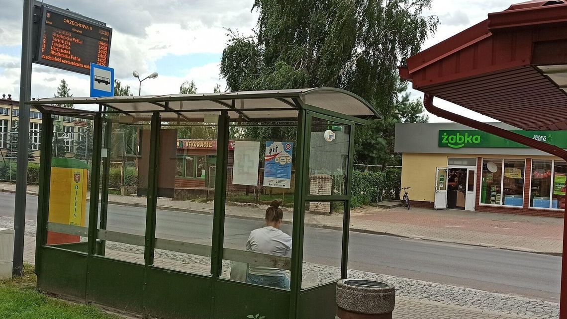 Biała Podlaska: Spotkania bezdomnych na przystanku. Czy sklep rozdawał im alkohol? 