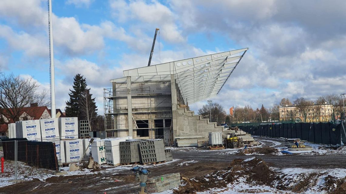 Biała Podlaska: Stadion w budowie. Widać już trybunę i halę