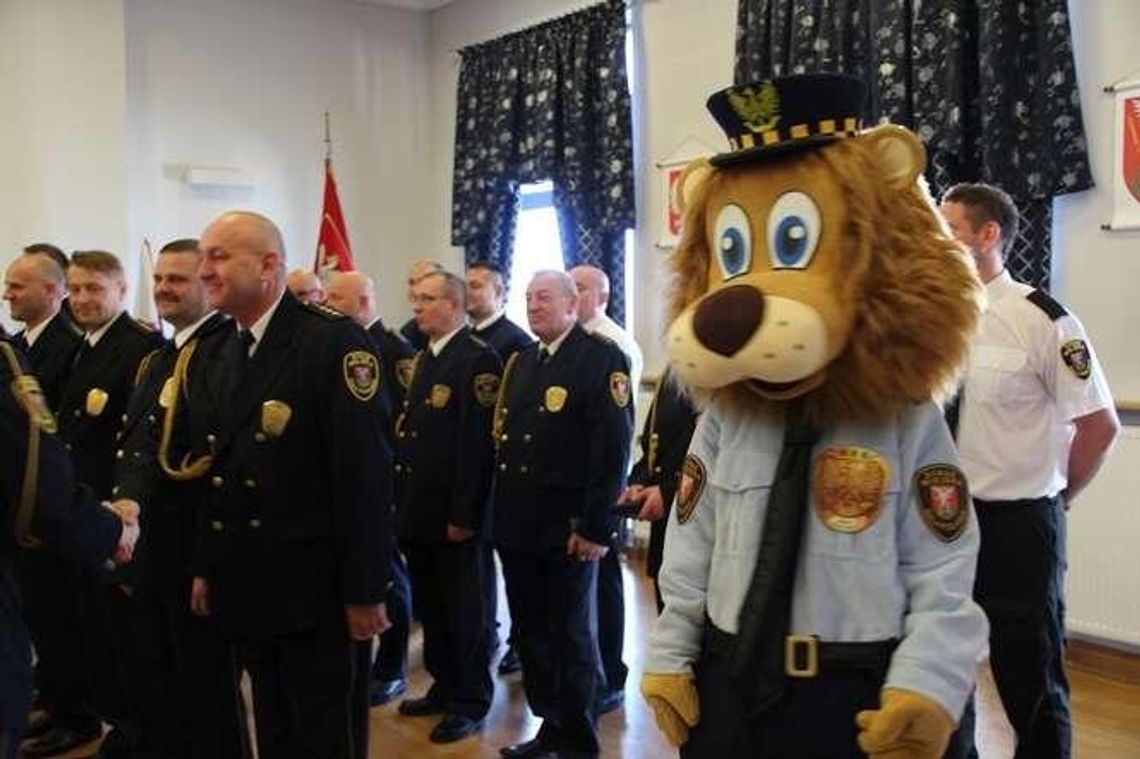 Biała Podlaska: Strażnicy miejscy z maskotką i na rowerach 