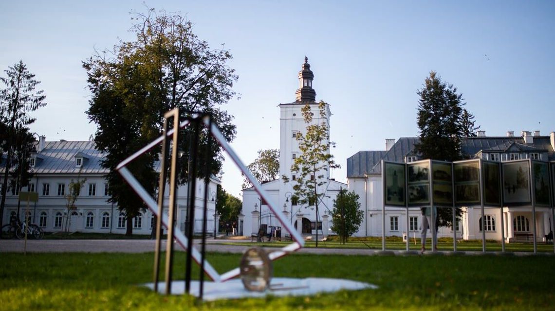 Biała Podlaska: Sztuka w parku. Można oglądać instalacje artystów z całej Polski