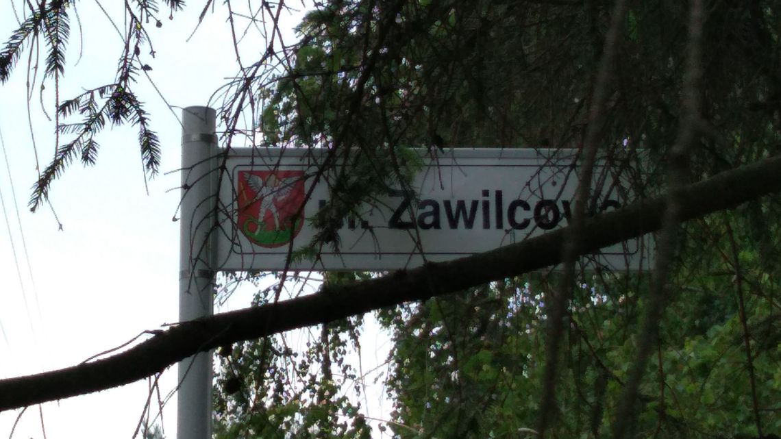 Biała Podlaska: Tabliczka z nazwą ulicy. Ustawiona tak, by nikt jej nie zobaczył 