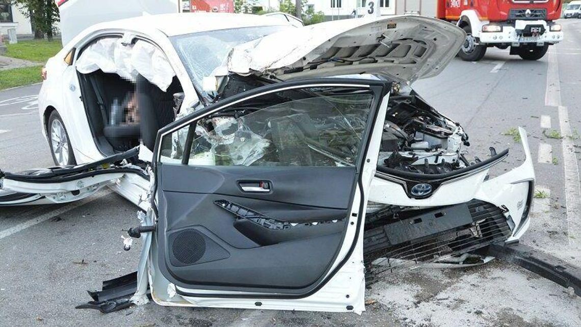 Biała Podlaska. Trzy osoby w szpitalu. Toyota przewróciła się na jezdnię Biała Podlaska. Trzy osoby w szpitalu. Toyota przewróciła się na jezdnię