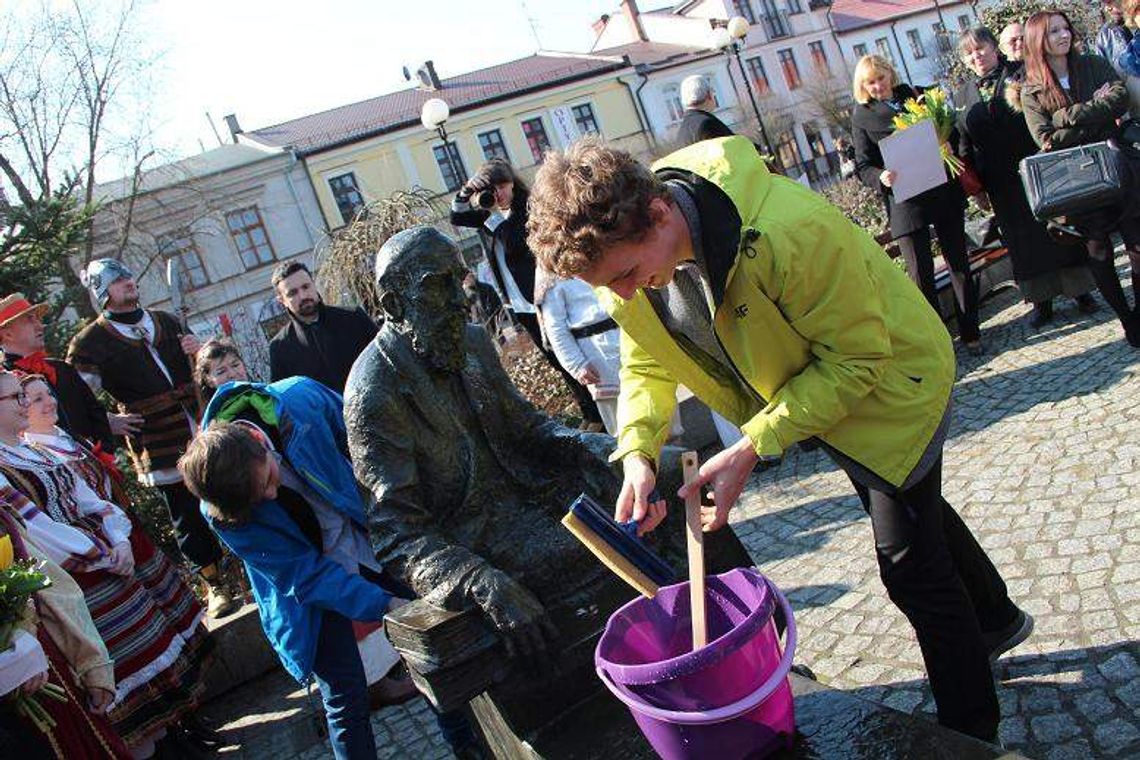 Biała Podlaska: Umyli pomnik Kraszewskiego