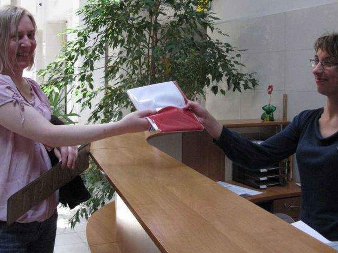 Biała Podlaska: W magistracie rozdają 500 flag za darmo