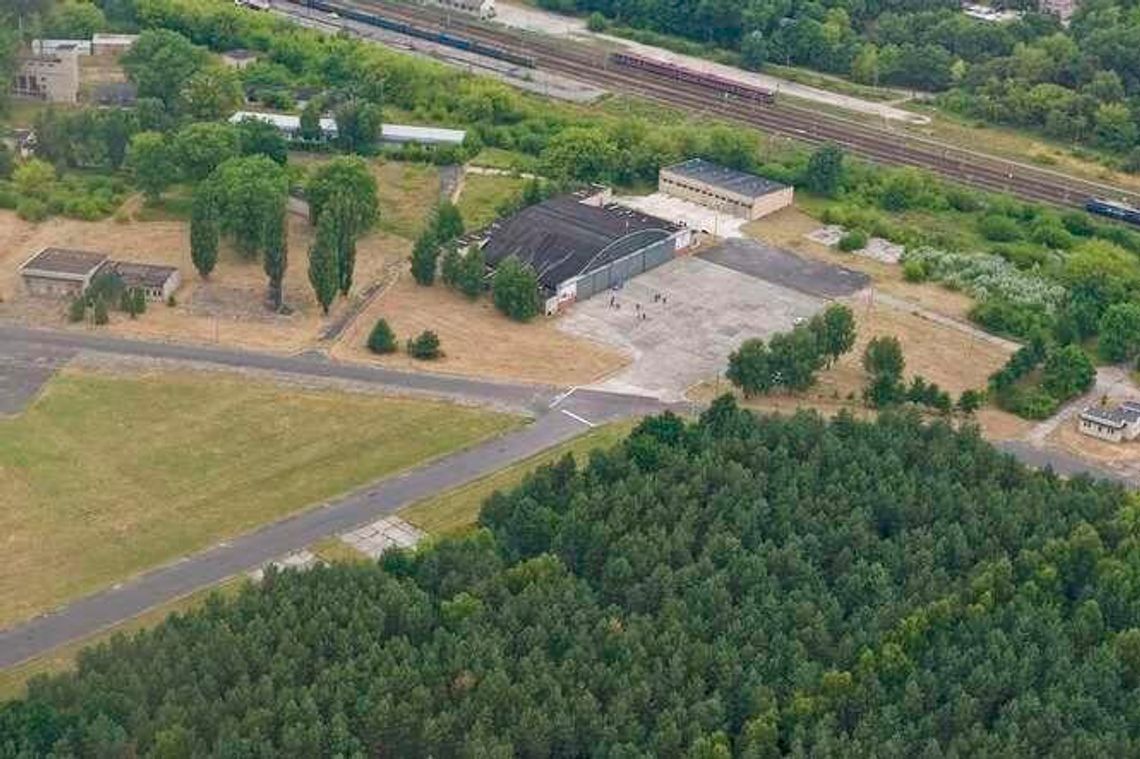 Biała Podlaska. Wielka rozbiórka na lotnisku, będą budować drogi
