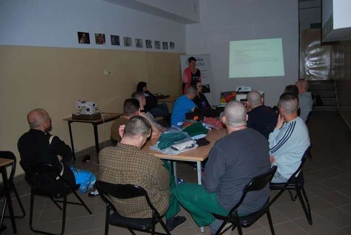 Biała Podlaska: Więźniowe szyją zabawki dla chorych dzieci