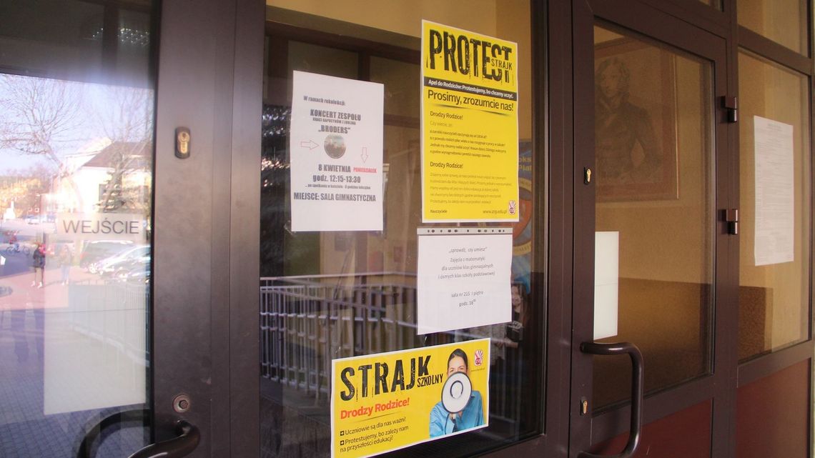 Biała Podlaska: Wszystkie szkoły strajkują. "Część uczniów poszło do kina i na rekolekcje" Biała Podlaska: Wszystkie szkoły strajkują. "Część uczniów poszło do kina i na rekolekcje"