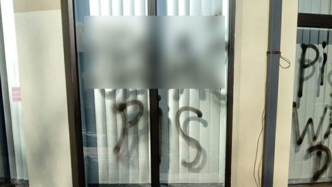 Biała Podlaska: Wulgarne napisy na oknach. Kto zdewastował biuro PiS?