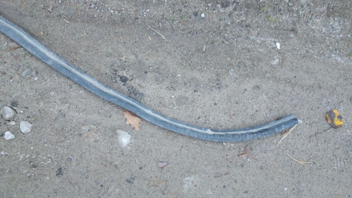 Biała Podlaska: Wyrównanie ulicy "odpadami"? Mieszkaniec znalazł stalowe pręty Biała Podlaska: Wyrównanie ulicy "odpadami"? Mieszkaniec znalazł stalowe pręty