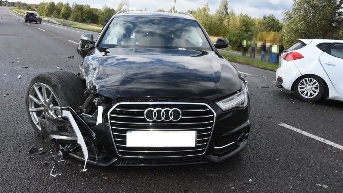 Biała Podlaska: Wystarczyła chwila nieuwagi. Cztery uszkodzone samochody, dwie osoby w szpitalu Biała Podlaska: Wystarczyła chwila nieuwagi. Cztery uszkodzone samochody, dwie osoby w szpitalu