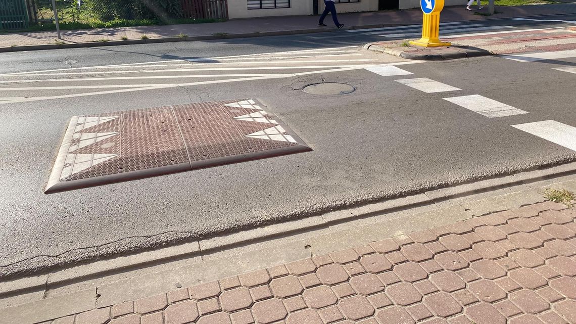 Biała Podlaska. Za wąski próg zwalniający? „Kierowcy omijają go slalomem”
