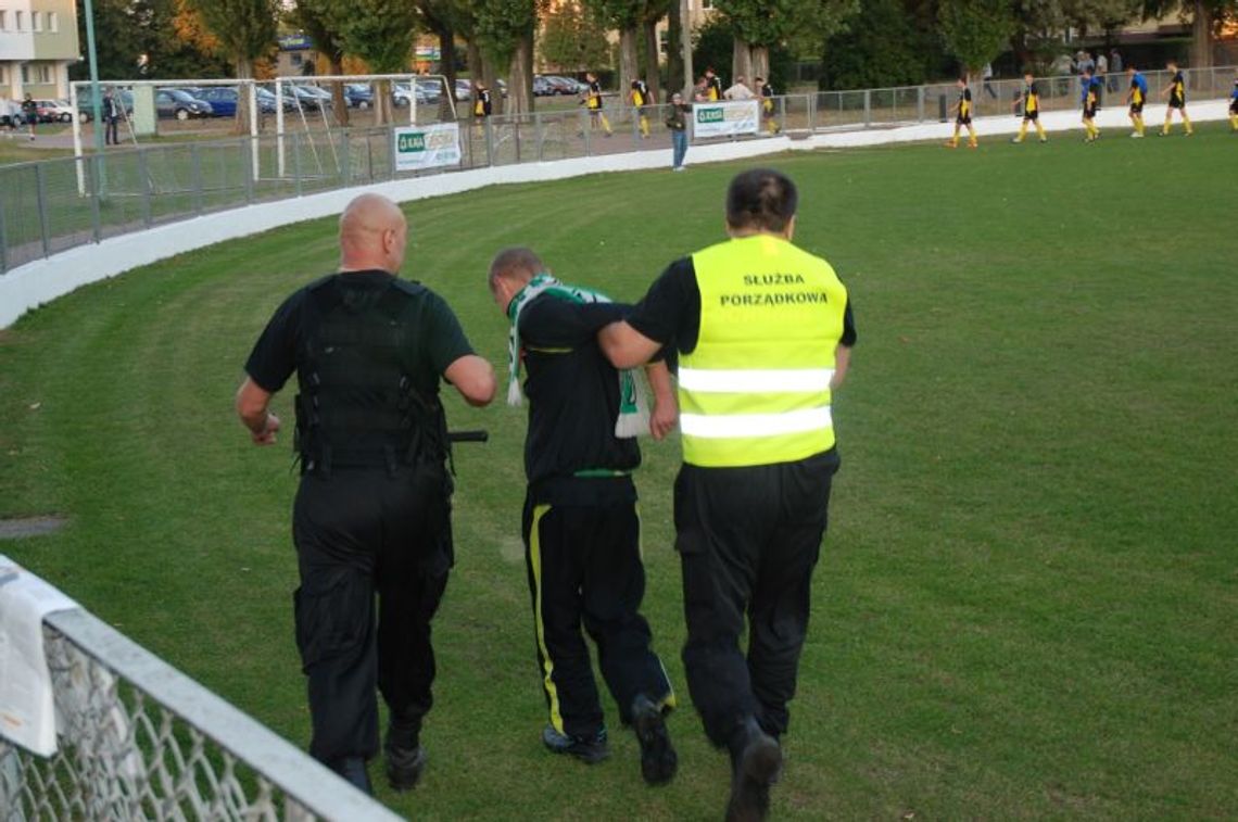 Biała Podlaska: Zamaskowani szalikami kibice wtargnęli na murawę