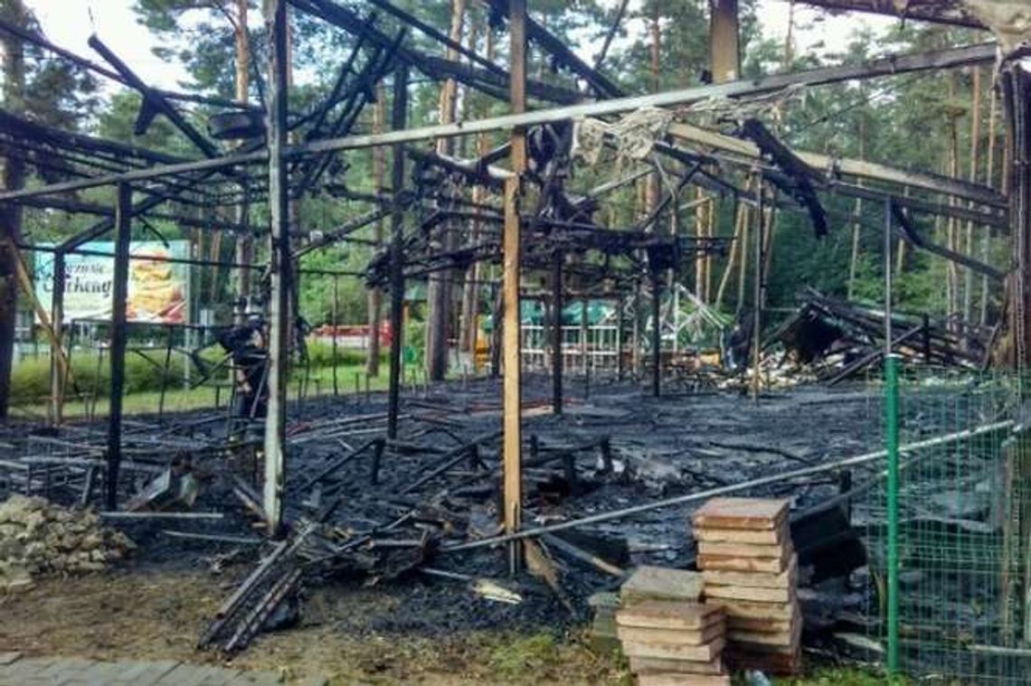 Białka: Pożar i wybuch butli gazowych w restauracji nad jeziorem. 22-latek ranny