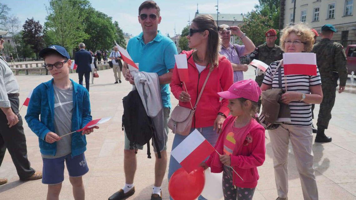 "Biało-czerwona flaga jest świętością". Wojewoda o umieszczaniu napisów na fladze [wideo]