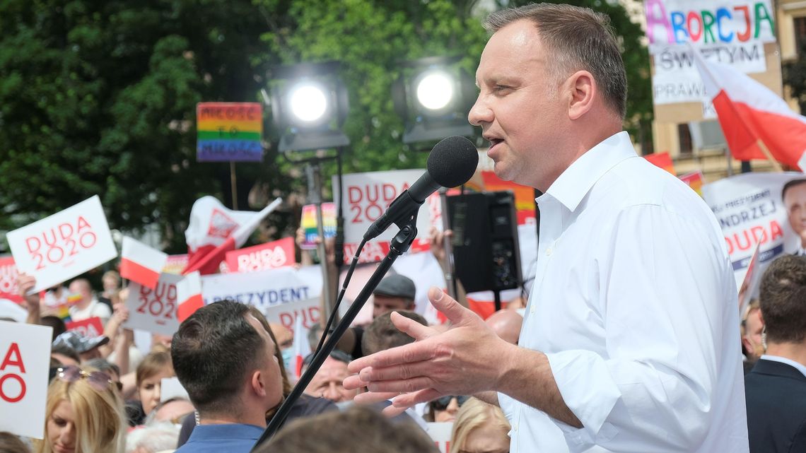 Biało-czerwone i tęczowe flagi na wiecu wyborczym Andrzeja Dudy. Takich emocji na pl. Litewskim nie było już dawno Biało-czerwone i tęczowe flagi na wiecu wyborczym Andrzeja Dudy. Takich emocji na pl. Litewskim nie było już dawno
