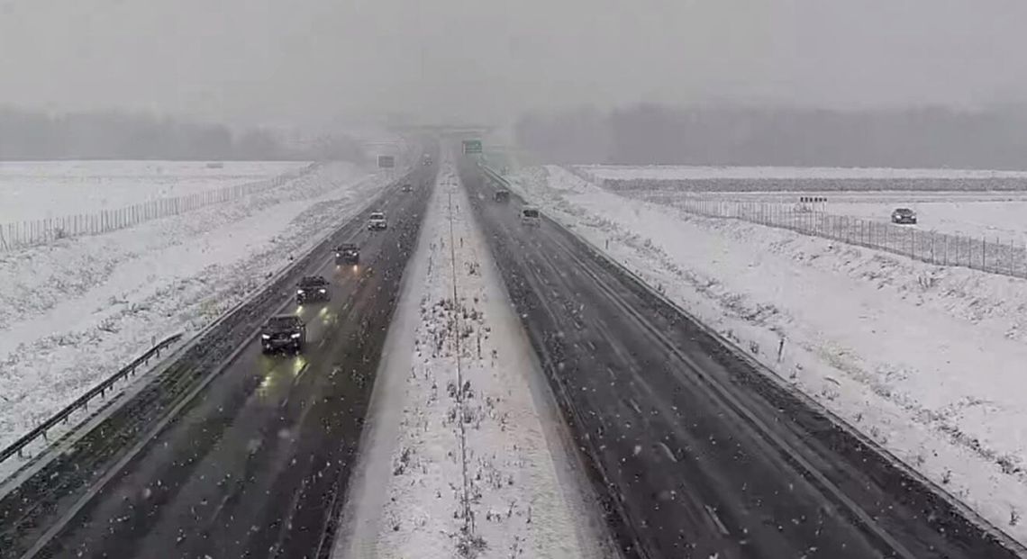 Biało na trawnikach i chodnikach, a ulice czarne