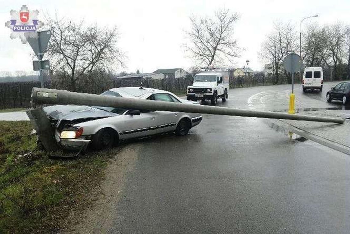 Białorusin jechał za szybko, rozbił auto na latarni