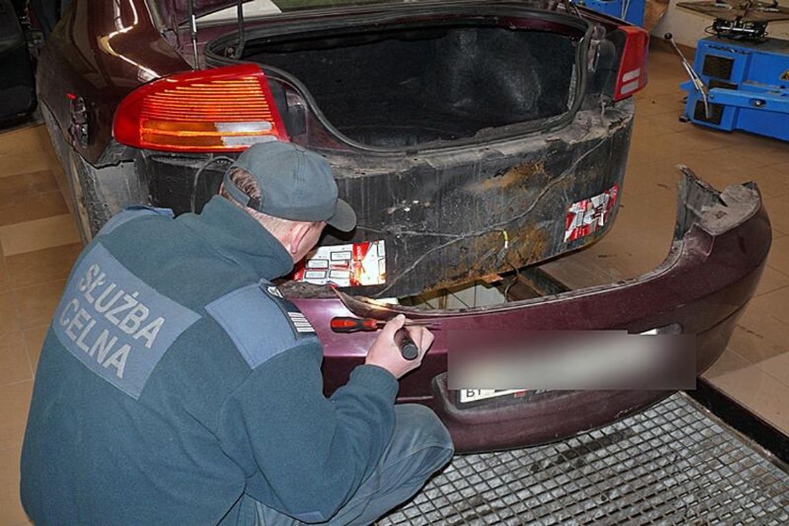 Białorusin ukrył papierosy w zderzaku