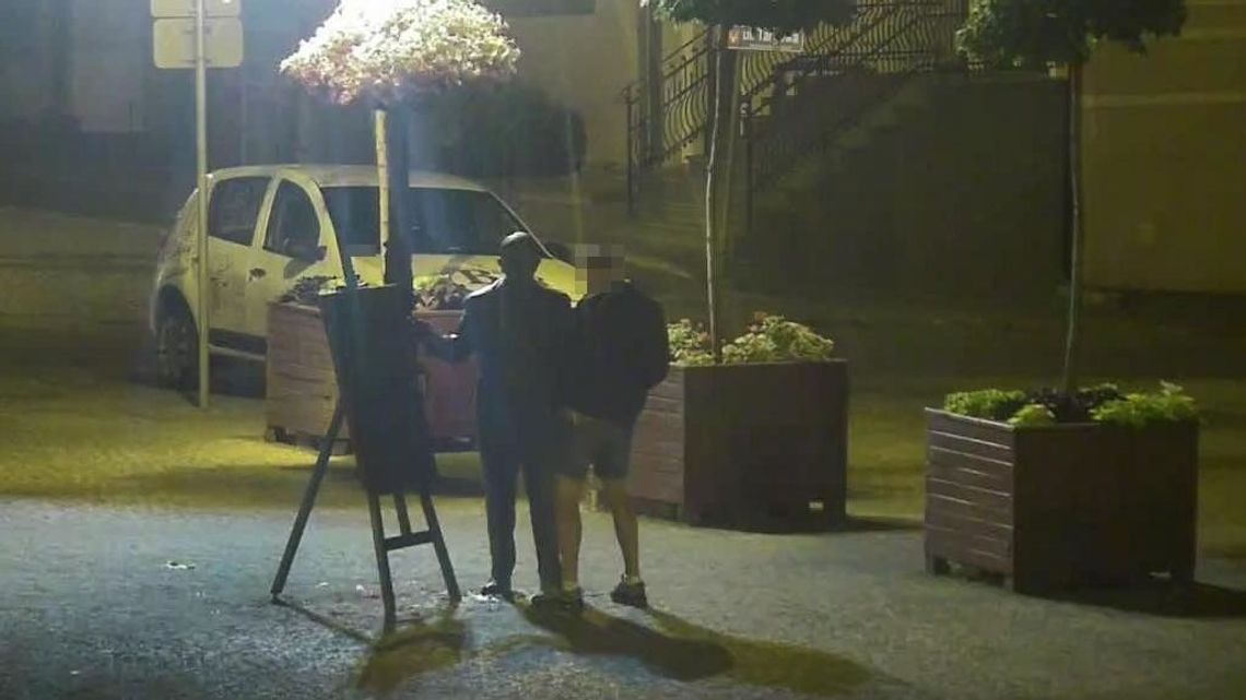 Białorusin znieważył pomnik w centrum miasta. Nagrała go kamera