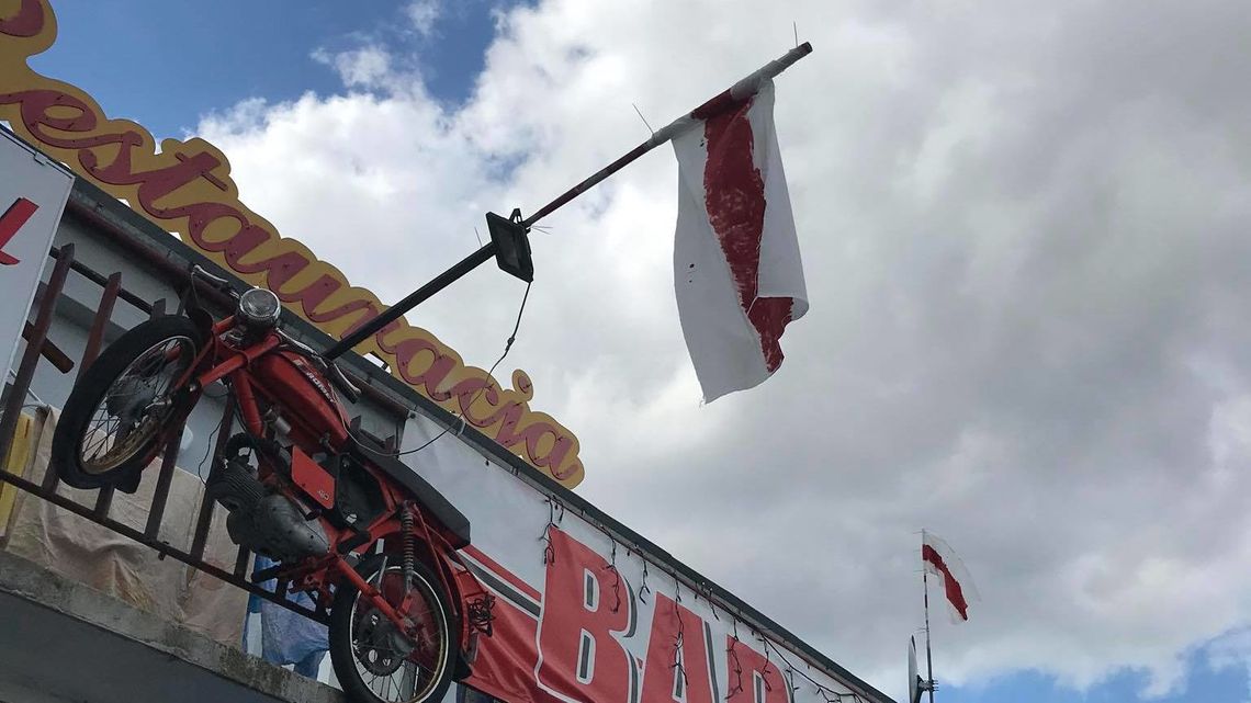 Białorusini uciekli przed represjami. W Białej Podlaskiej komuś nie spodobały się ich flagi Białorusini uciekli przed represjami. W Białej Podlaskiej komuś nie spodobały się ich flagi