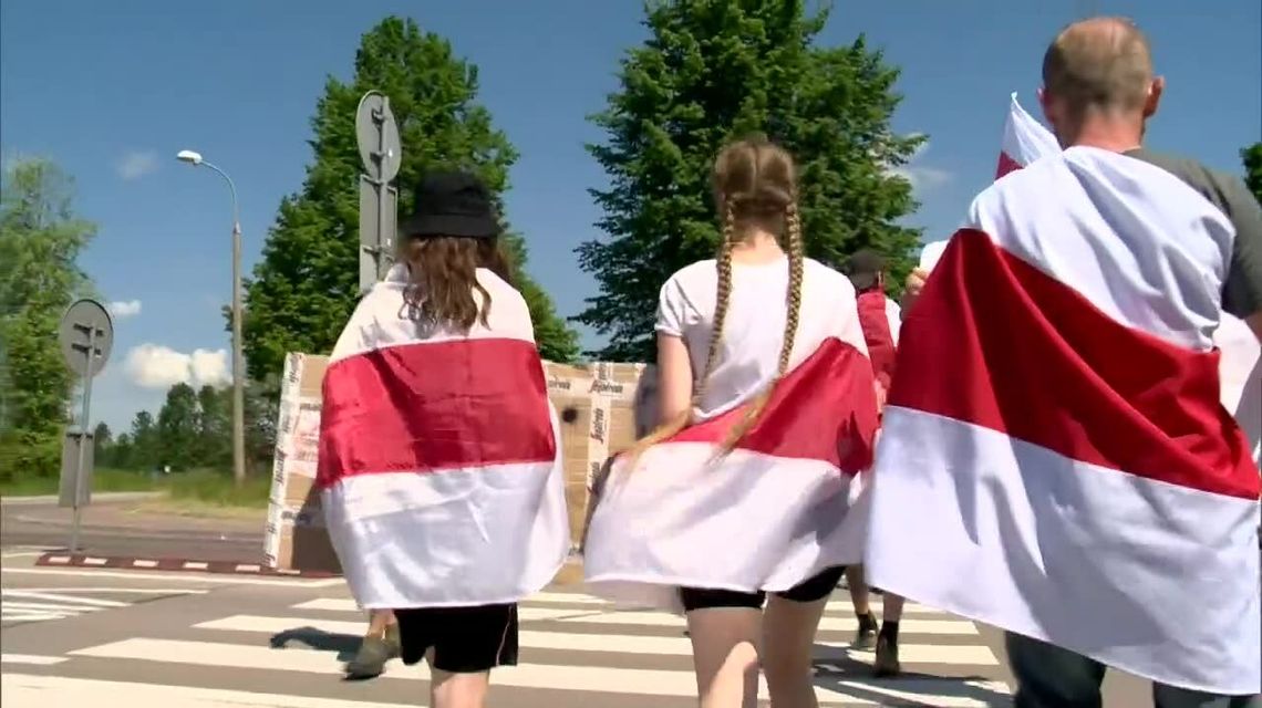Białorusini zablokowali drogę do przejścia granicznego. "Dla nas ważne są kroki ze strony Unii, a nie tylko deklaracje" Białorusini zablokowali drogę do przejścia granicznego. "Dla nas ważne są kroki ze strony Unii, a nie tylko deklaracje"