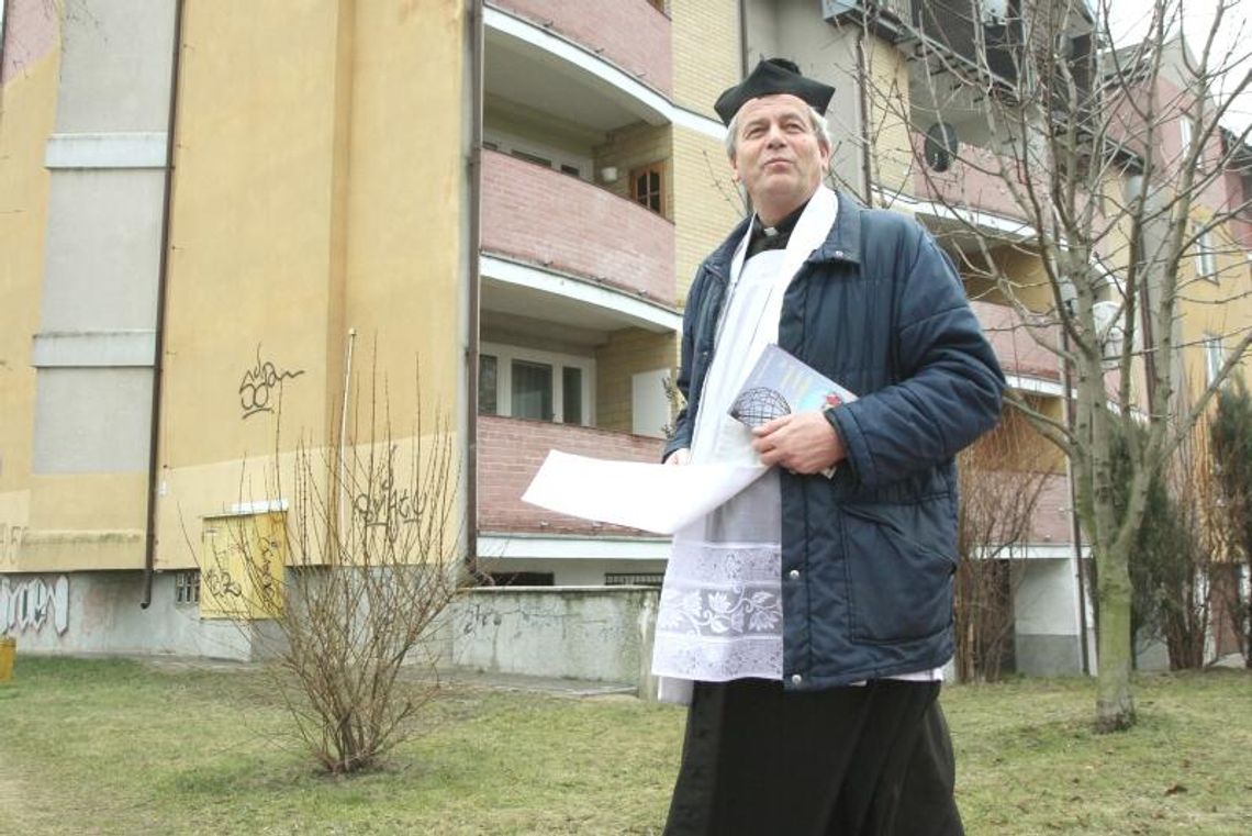 \"Biały obrus, wyłączona telewizja\". Wierni dostali instrukcje, jak przyjąć księdza