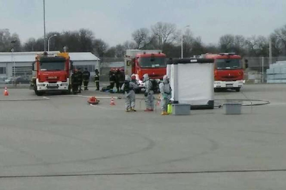 Biały proszek wysypał się z koperty, którą ktoś wysłał do sądu. Akcja strażaków Biały proszek wysypał się z koperty, którą ktoś wysłał do sądu. Akcja strażaków