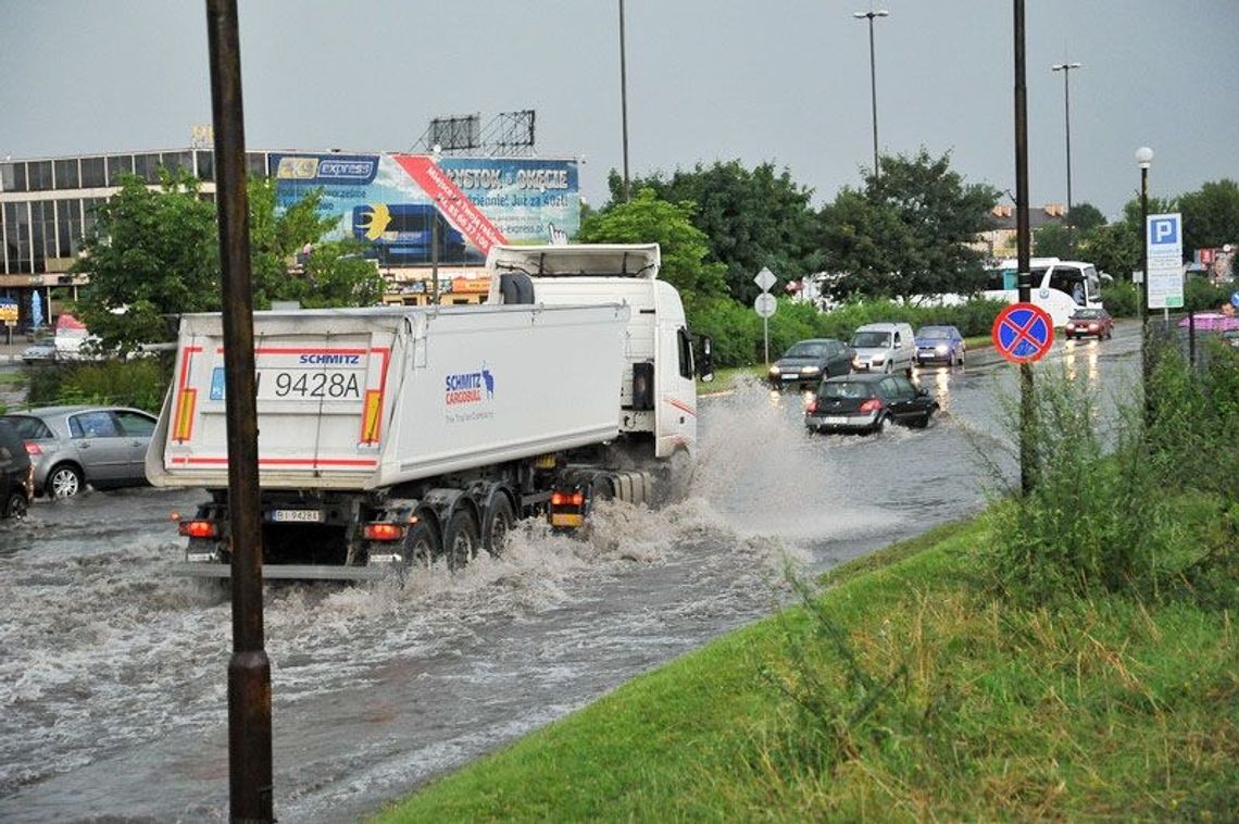 Białystok: Miasto zalane po burzy z gradobiciem (zdjęcia, wideo) 