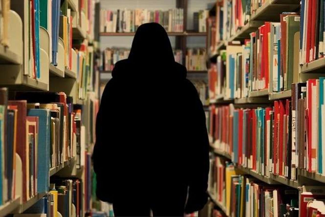 Bibliotekarka brała pożyczki na konto czytelników. Korzystała z ich danych osobowych