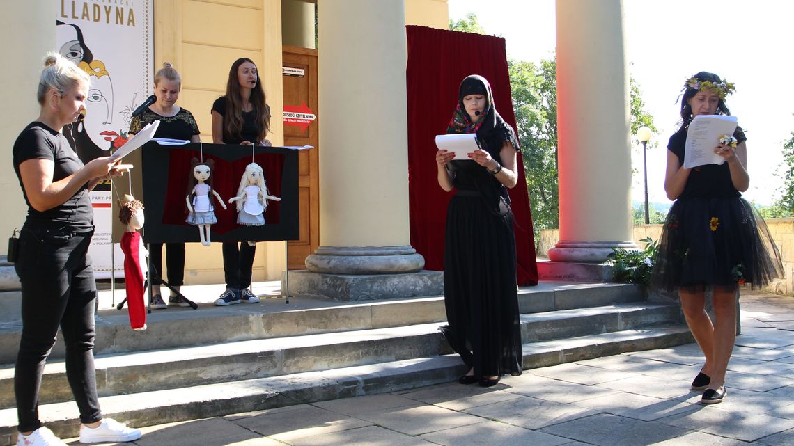 Bibliotekarki wystawiły "Balladynę". Wcieliły się w postaci dramatu Juliusza Słowackiego Bibliotekarki wystawiły "Balladynę". Wcieliły się w postaci dramatu Juliusza Słowackiego
