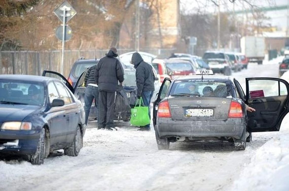 Biedni? Taksówkami i własnymi autami po paczki dla ubogich (foto, wideo)